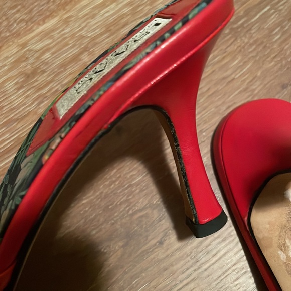 Gorgeous vintage Isaac Mizrahi Slides, material is blue fabric with red leather. - Picture 5 of 5